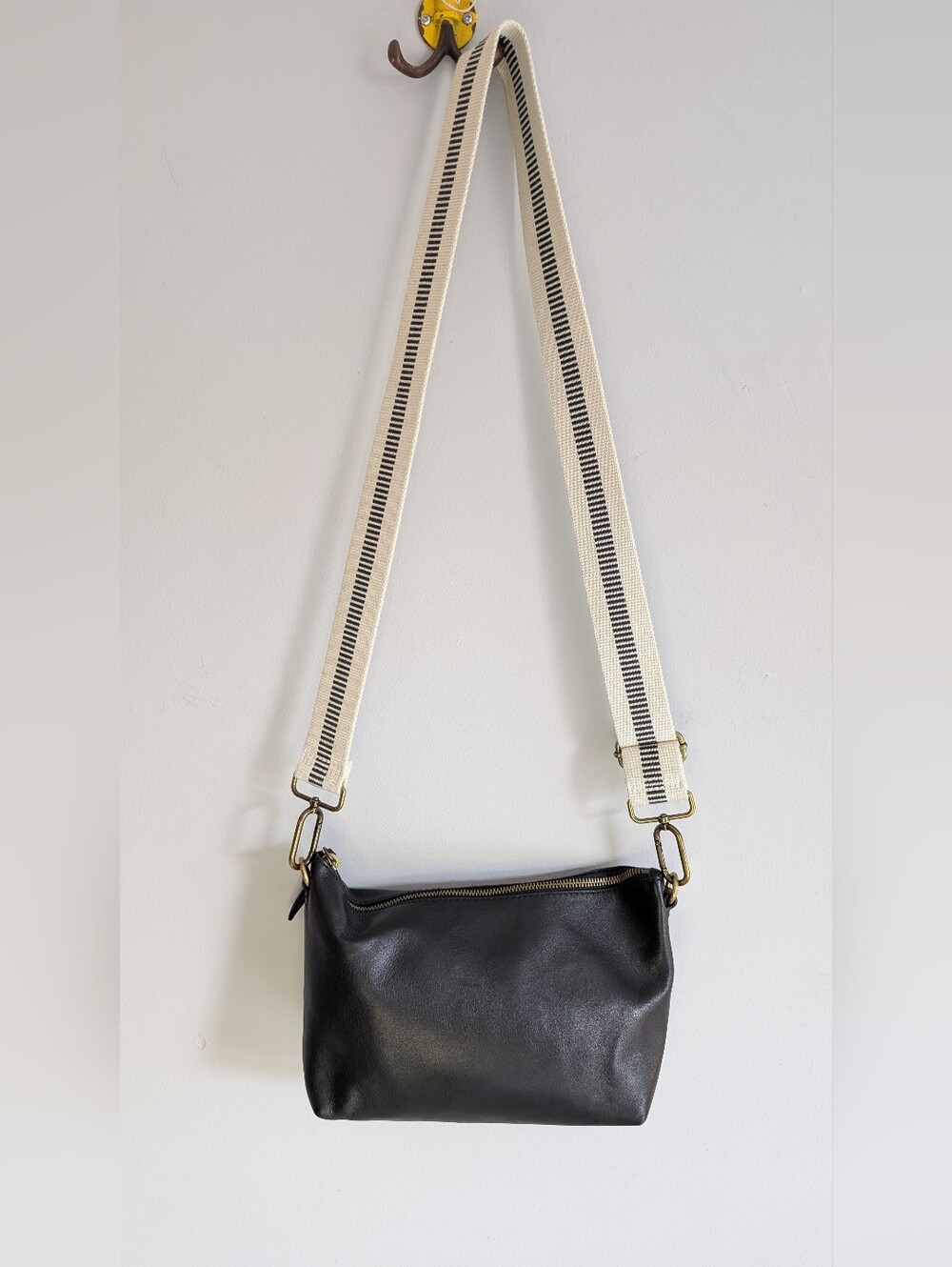 Madewell The Leather Caribiner Crossbody Sling Bag, Black Leather Purse - Picture 4 of 15